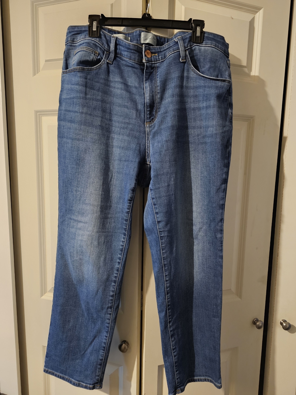 Universal Thread Women’s Straight Leg Jeans in Medium Blue Wash